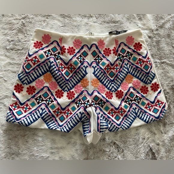 Lulu’s Rhythm Gonna Get You White embroidered shorts, summertime, size Small - Picture 2 of 10